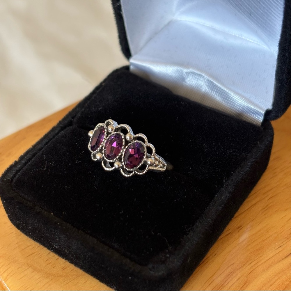 Vintage Avon Purple Amethyst 3 Stone Silver Tone Ring Size 5 - Picture 2 of 7